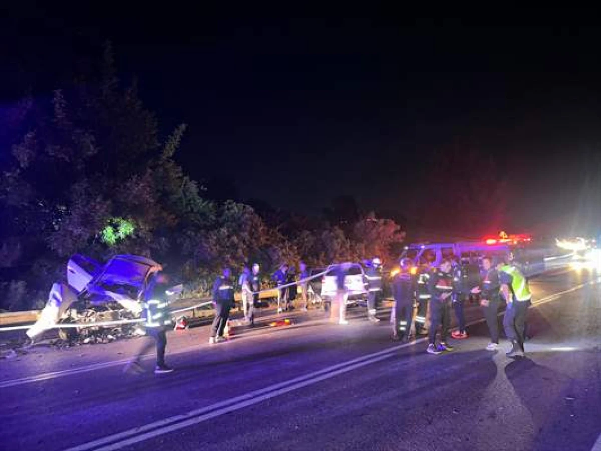 Burdur'da 4 Aracın Karıştığı Kazada 4 Kişi &Ouml;ld&uuml;, 11 Kişi Yaralandı