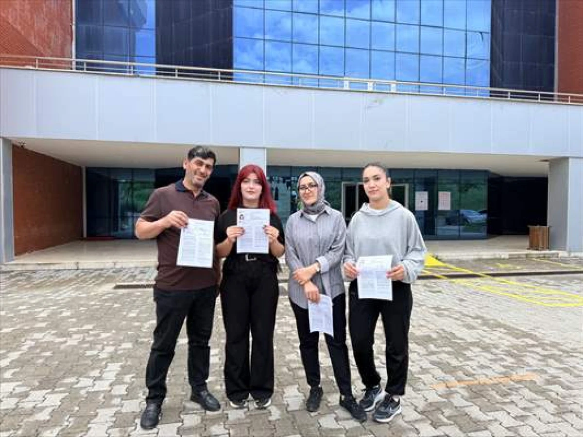 Burdur'da anne, Baba Ve İki Kızları Birlikte &Uuml;niversite Sınavına Girdi