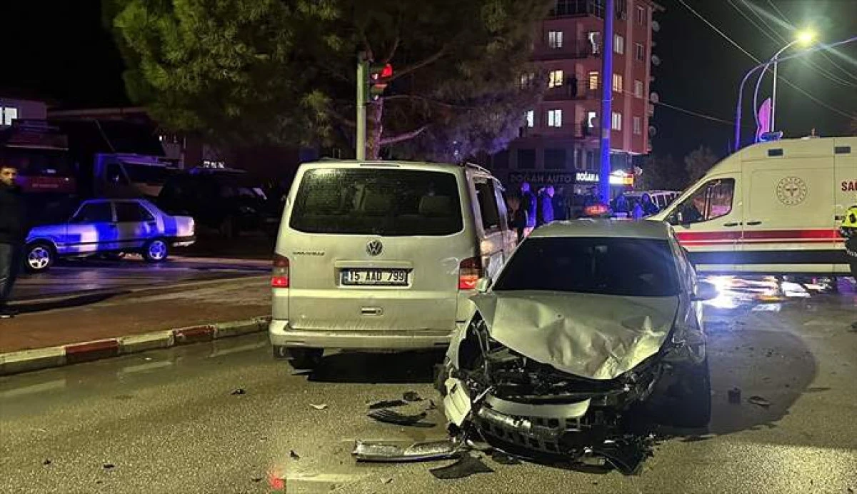 Burdur'da İki Aracın &Ccedil;arpıştığı Kazada 12 &Ouml;ğrenci Hafif Yaralandı