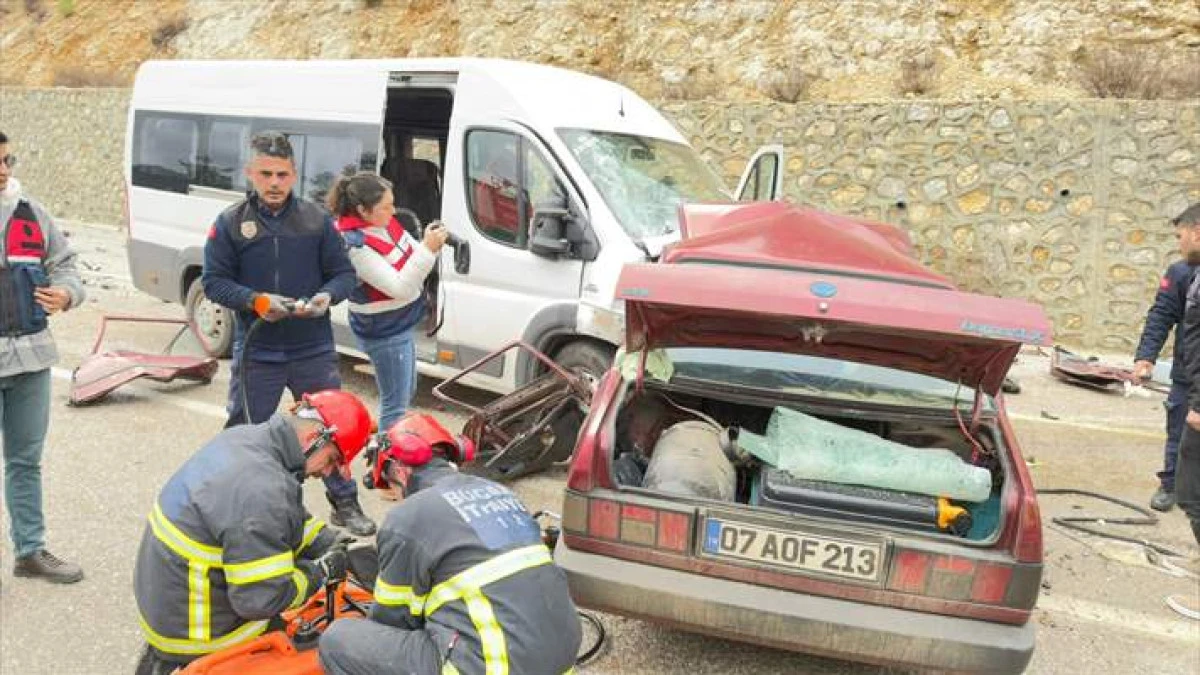 Burdur'da Minib&uuml;sle Otomobilin &Ccedil;arpıştığı Kazada 2 Kişi &ouml;ld&uuml;, 4 Kişi Yaralandı