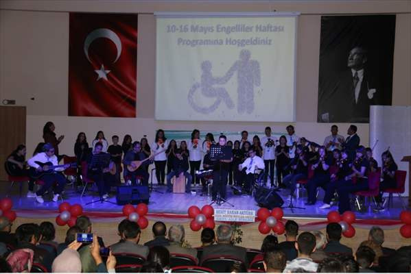 Burdur'da Özel Eğitim Öğrencileri Koro Ve Halk Oyunu Gösterisi Sergiledi