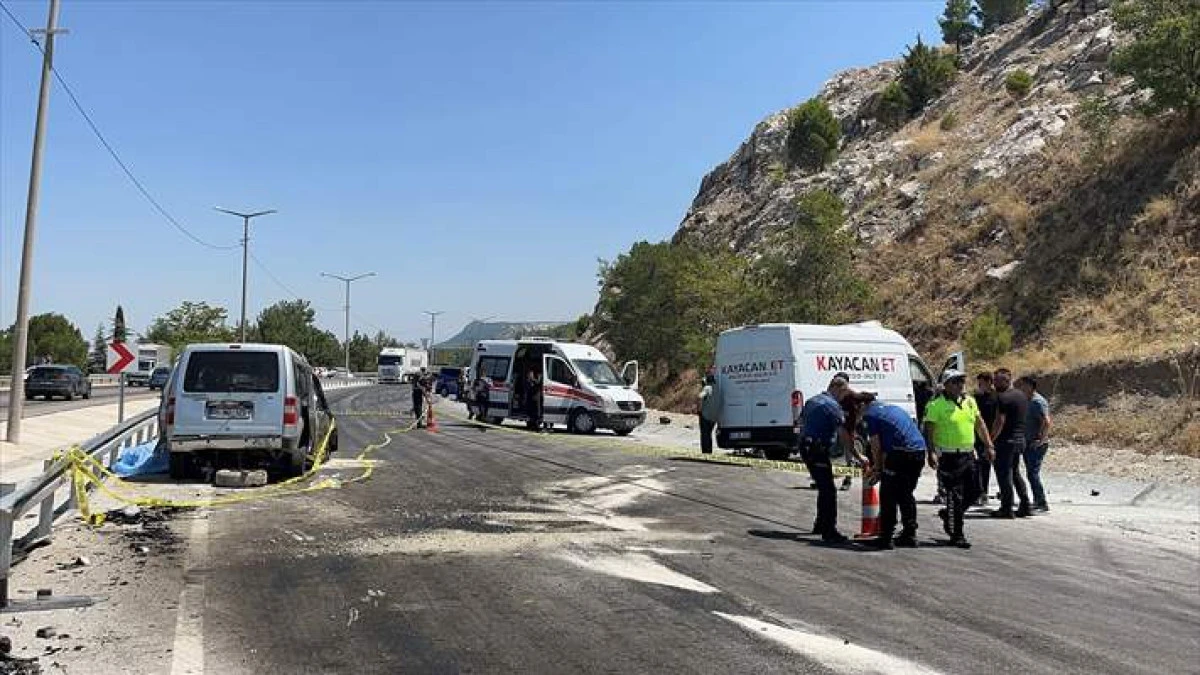 Burdur'da Panelvan İle Hafif Ticari Aracın Çarpıştığı Kazadaki Ölü Sayısı 3'e Yükseldi