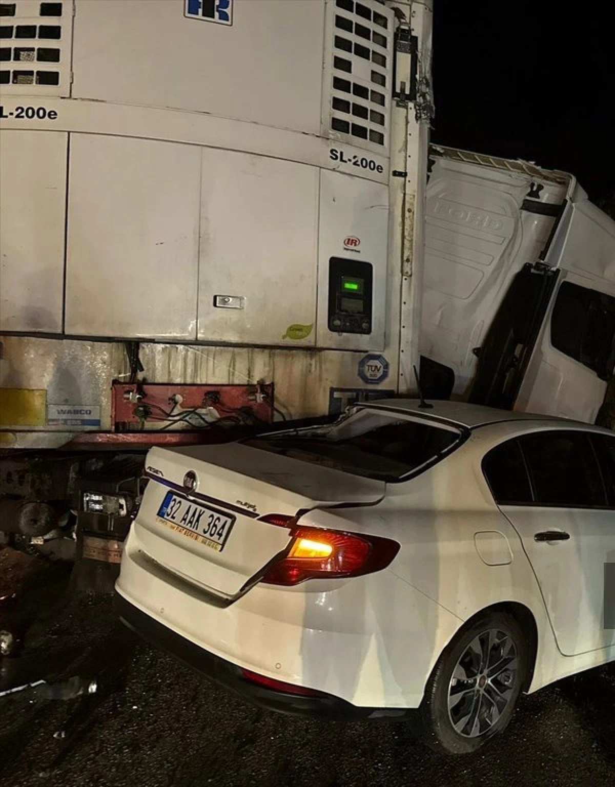 Burdur'da Tır Ve 2 Otomobilin Karıştığı Kazada 1 Kişi &Ouml;ld&uuml;, 7 Kişi Yaralandı