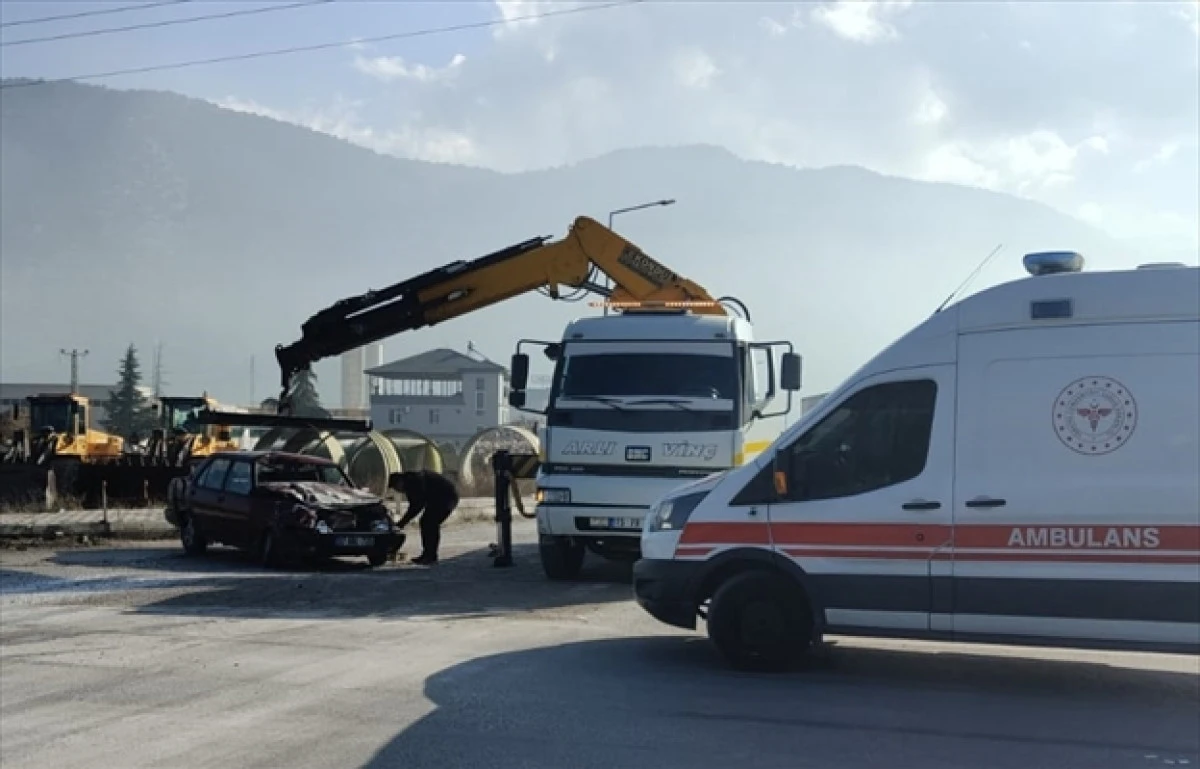 Burdur'da Tırla Çarpışan Otomobildeki 4 Kişi Yaralandı