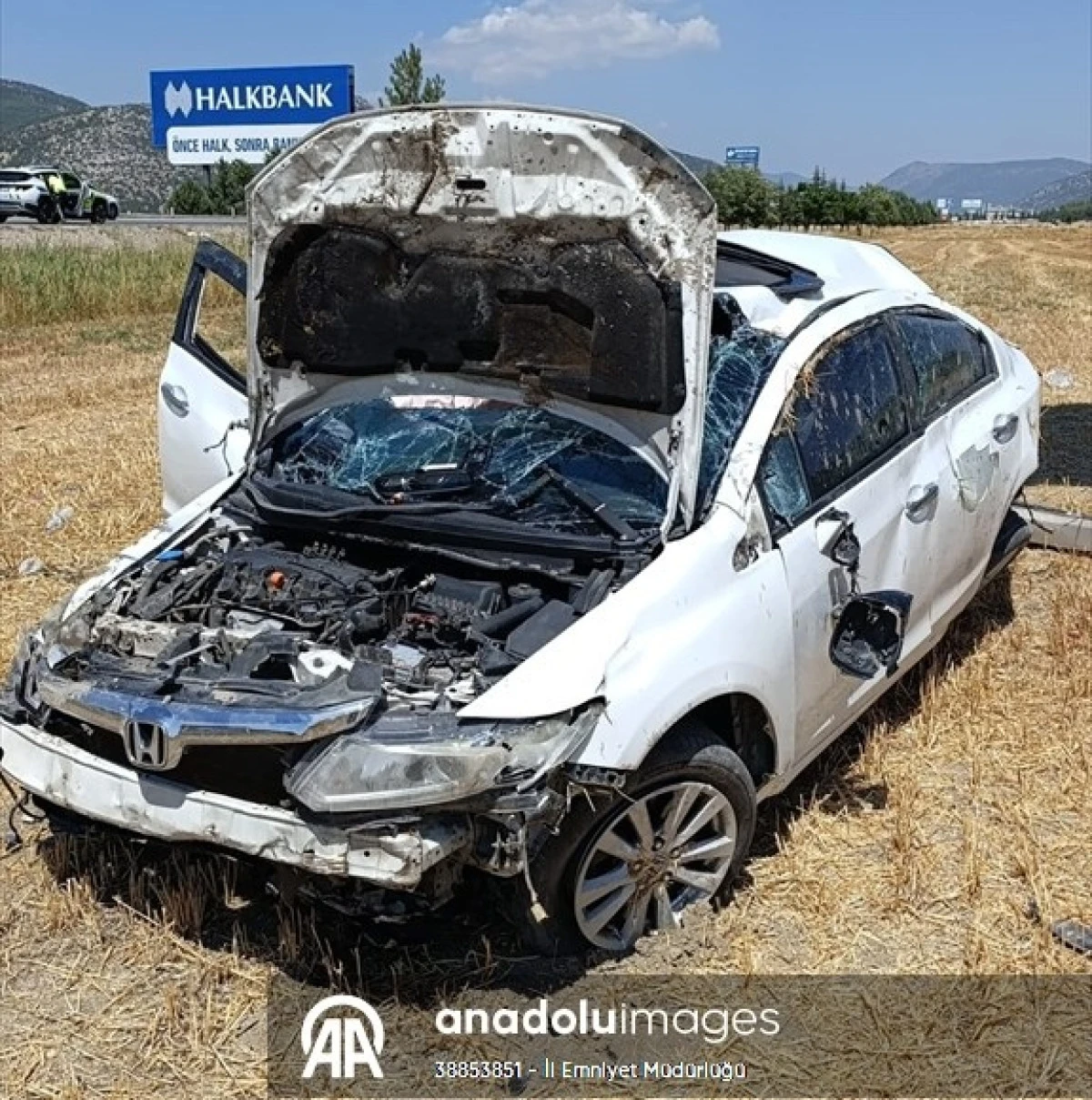 Burdur'da Yolcu Otobüsü İle Otomobilin Çarpıştığı Kazada 3 Kişi Yaralandı