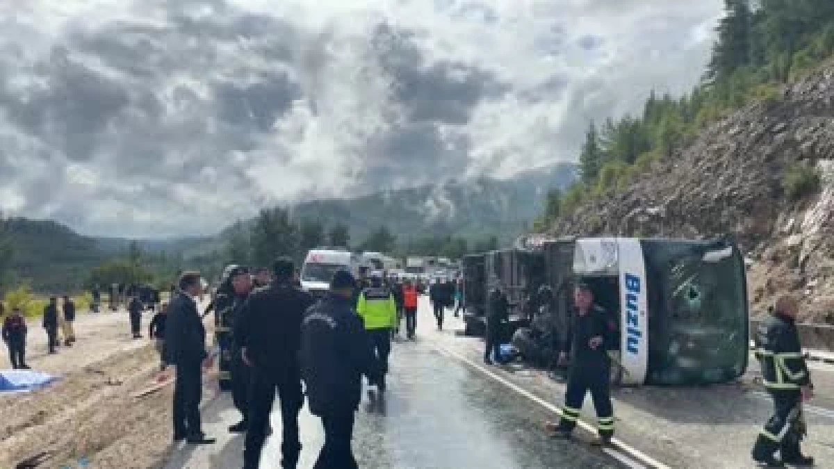 Burdur'da Yolcu Otob&uuml;s&uuml;n&uuml;n Devrilmesi Sonucu 1 Kişi &Ouml;ld&uuml;, 9 Kişi Yaralandı