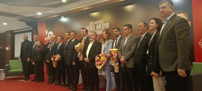 CHP&rsquo;DEN ANTALYA&rsquo;DA YEREL MEDYA &Ccedil;IKIŞI: &ldquo;EN KARANLIK D&Ouml;NEMİ YAŞIYORUZ&rdquo;