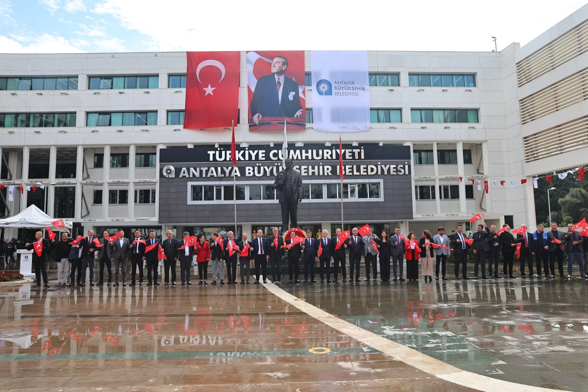 Cumhuriyet Coşkusu Antalya B&uuml;y&uuml;kşehir&rsquo;de &Ccedil;elenkle Ta&ccedil;landı
