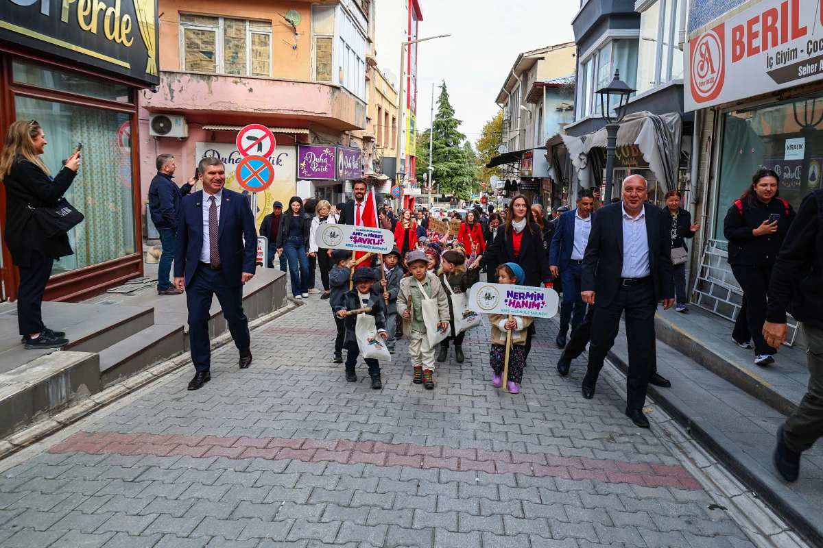 Cumhuriyet Coşkusu Minik Adımlarla Burdur Sokaklarına Taştı