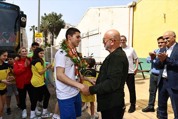 Dünya Şampiyonu Milli Eskrimci Doruk Erolçevik, Alanya'da Coşkuyla Karşılandı
