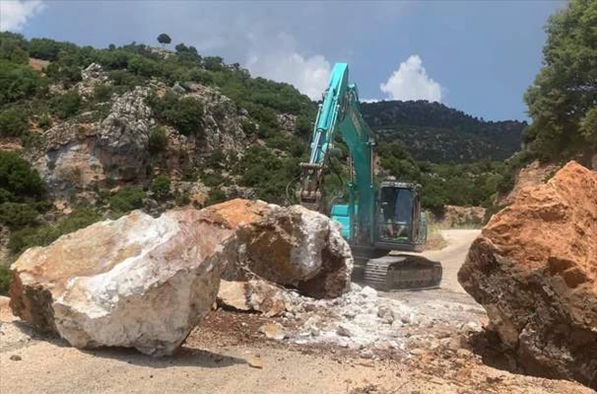 Elmalı'da Taş D&uuml;şen Yolda &Ccedil;alışma Yapıldı