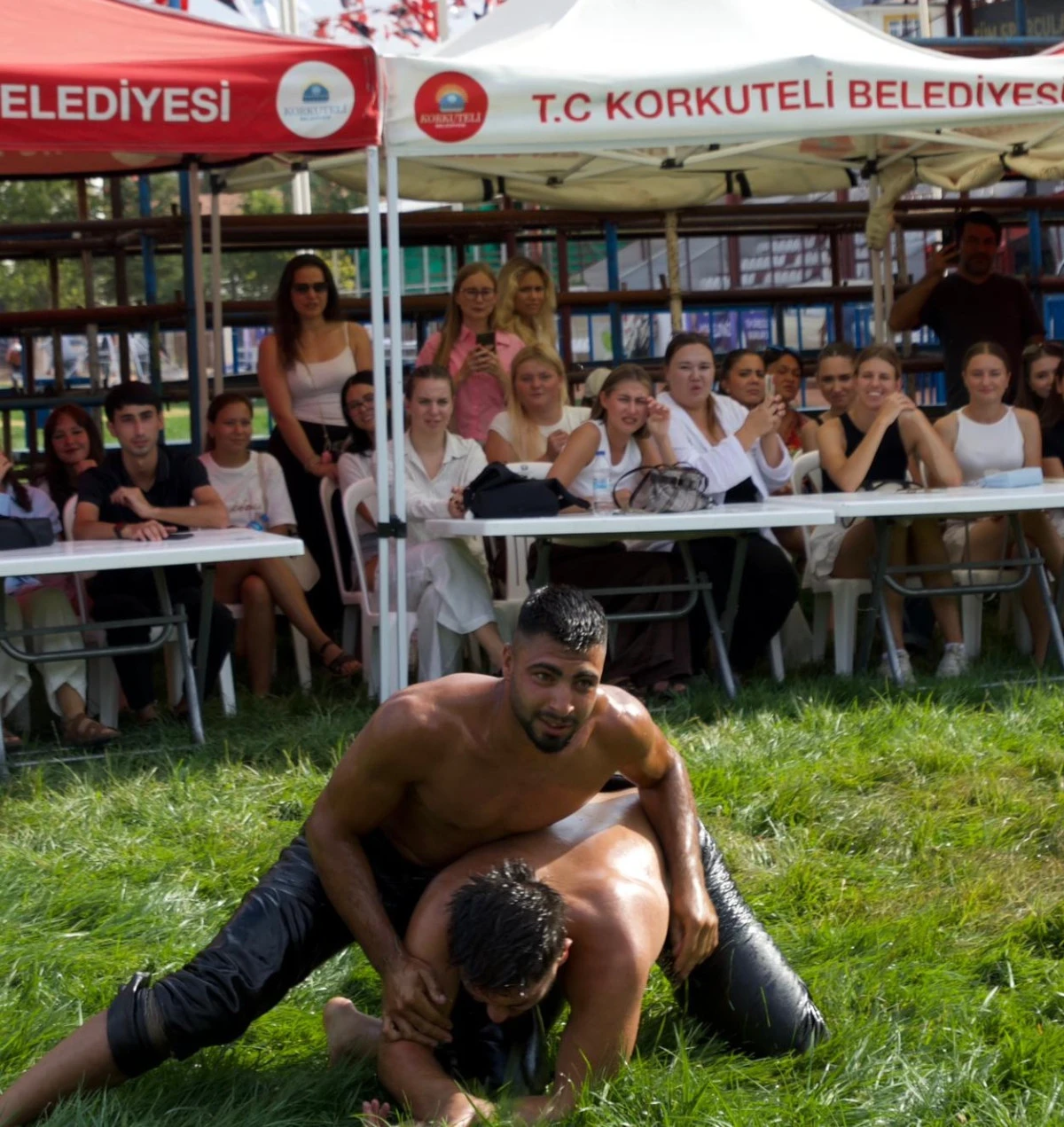 GELENEK M&Uuml;ZEDE, TURİSTLER G&Uuml;REŞTE BULUŞTU