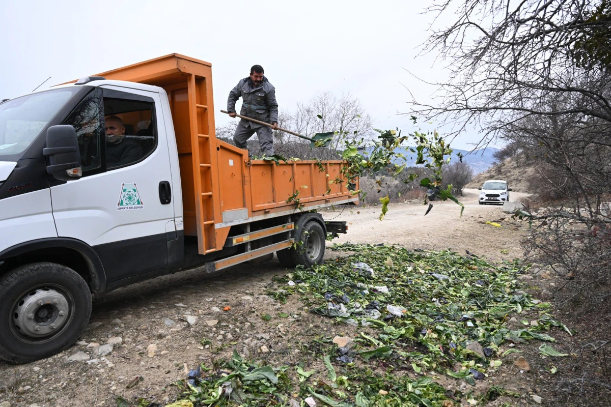 Isparta Belediyesi, Soğuk Kış G&uuml;nlerinde Yaban Hayvanlarını Unutmuyor