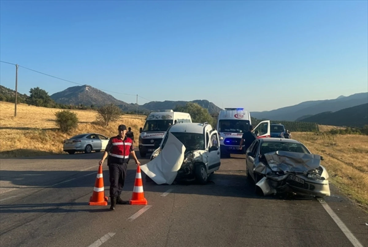 Isparta'da 2 Otomobilin Çarpıştığı Kazada 1 Kişi Öldü, 9 Kişi Yaralandı