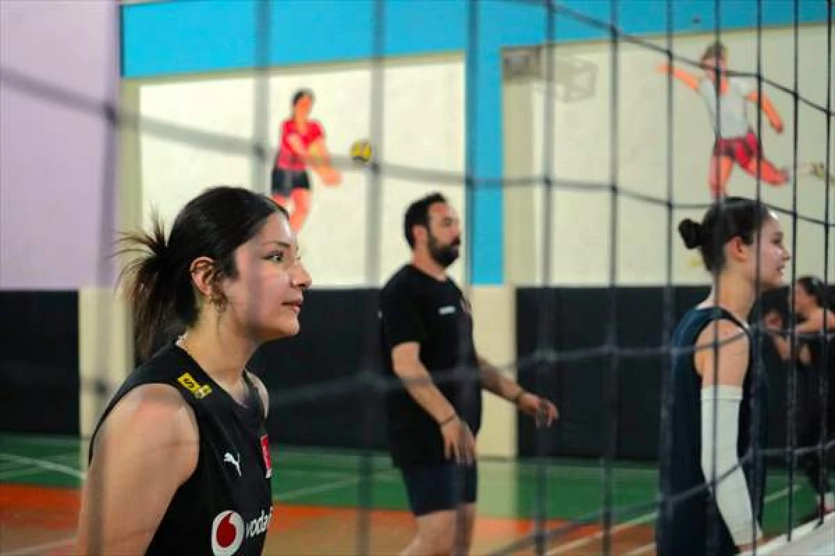 Isparta'da Başarılarıyla Dikkati &Ccedil;eken Voleybol Kul&uuml;b&uuml; Milli Takıma Sporcu Kazandırmayı Hedefliyor