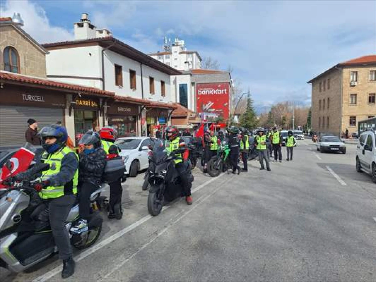 Isparta'da Motosikletliler Bayrağa Saygı S&uuml;r&uuml;ş&uuml; Yaptı