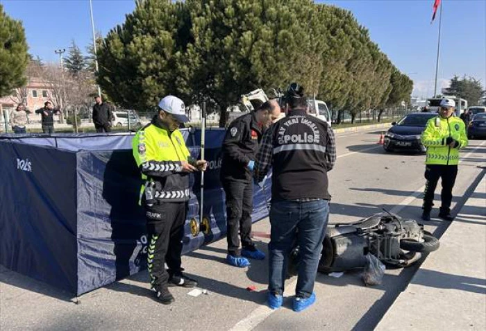 Isparta'da Otomobille &Ccedil;arpışan Motosikletin S&uuml;r&uuml;c&uuml;s&uuml; Hayatını Kaybetti