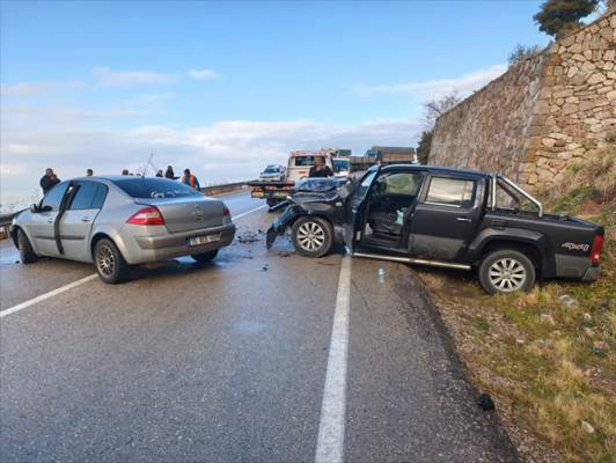 Isparta'da Otomobille Ticari Aracın &Ccedil;arpıştığı Kazada 2 Kişi Yaralandı
