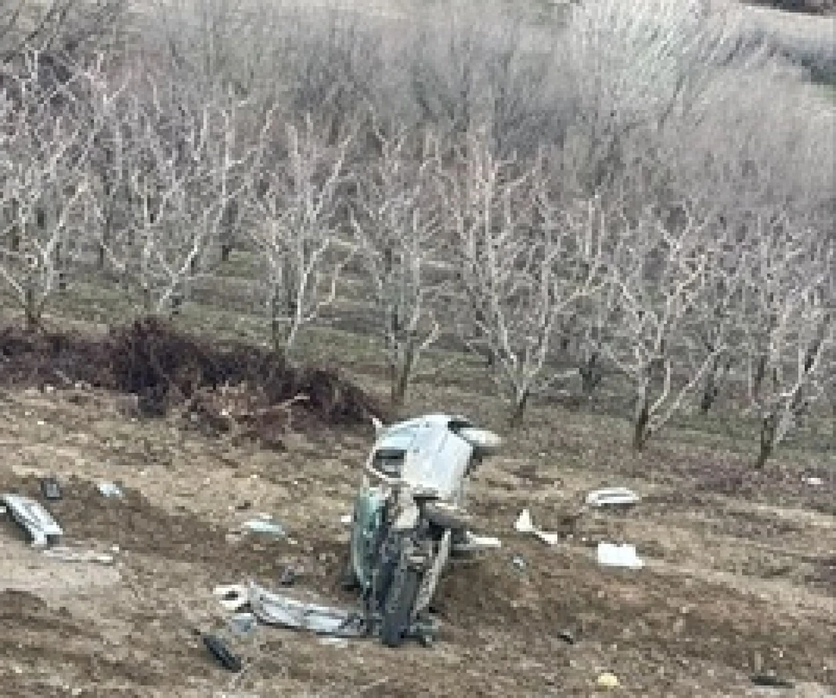Isparta'da Şarampole Devrilen Otomobilde 1 Kişi &Ouml;ld&uuml;, 1 Kişi Yaralandı