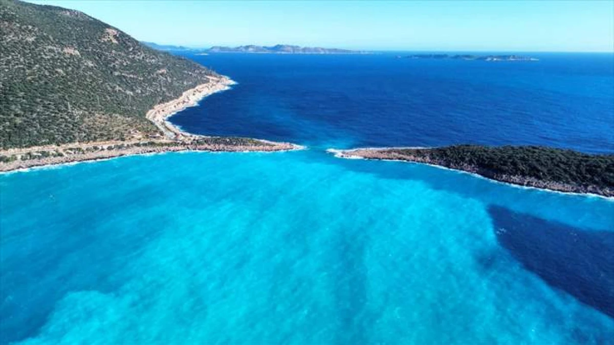 Kaputaş Plajı'nda yağışın etkisiyle denizin rengi mavinin farklı tonlarına D&ouml;n&uuml;şt&uuml;