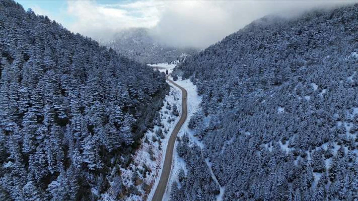 Kaş'ta Karla Kaplanan Orman G&uuml;zel G&ouml;r&uuml;nt&uuml; Oluşturdu