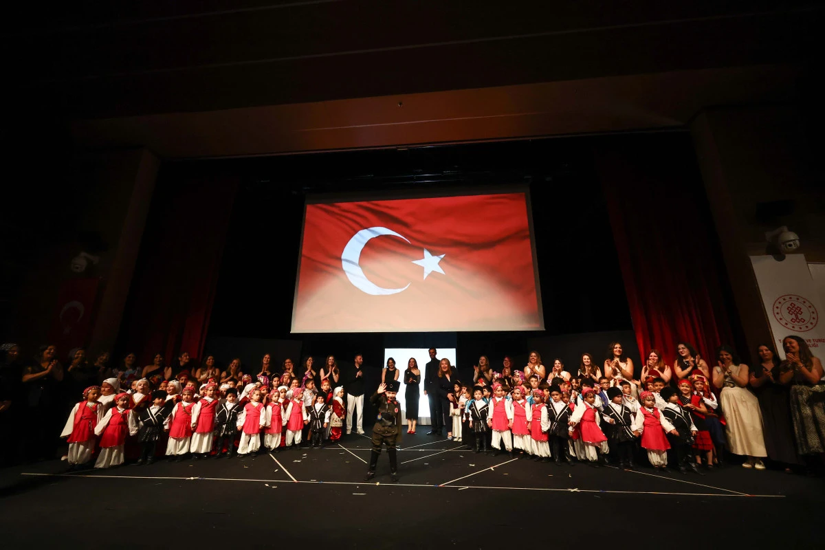 Kreşlerde Yıl Sonu Coşkusu: Miniklerden B&uuml;y&uuml;k G&ouml;steri