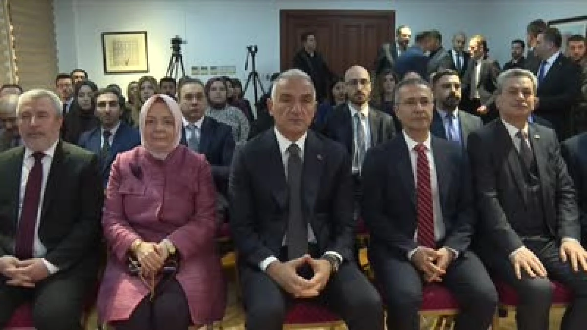 K&uuml;lt&uuml;r ve Turizm Bakanı Ersoy, "D&uuml;nya Dillerinde T&uuml;rk&ccedil;e" S&ouml;zl&uuml;ğ&uuml;n&uuml; Tanıttı