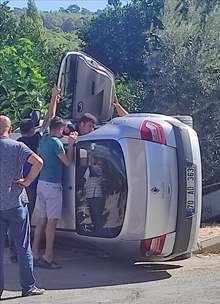 Kumluca'da ilçesinde elektrik panosuna çarpan otomobilin sürücüsü yaralandı