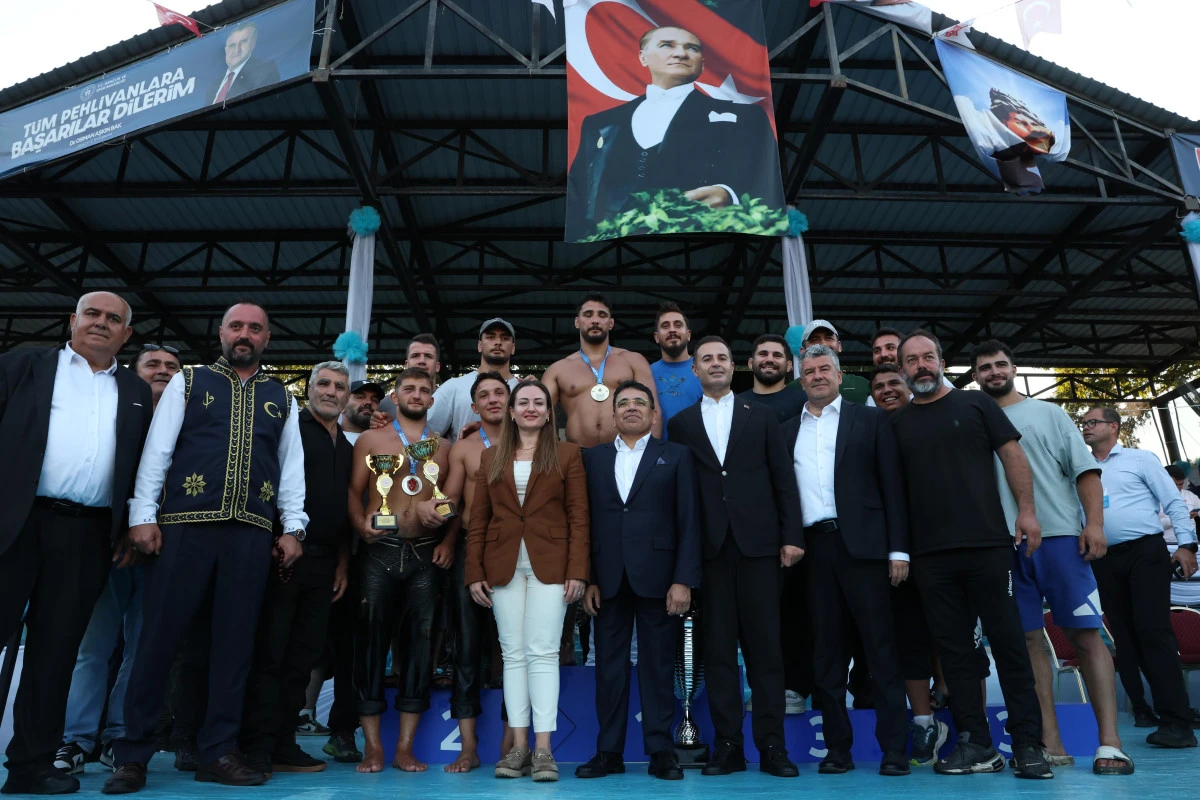  Kurtdereli&rsquo;de Altın Kemer Mustafa Taş&rsquo;ın