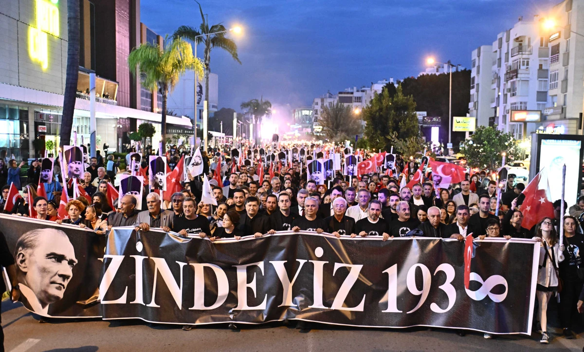 Muratpaşa’da Binler Fenerlerle Ata’ya Yürüdü