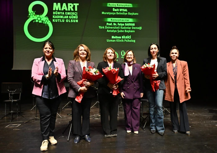 Muratpaşa&rsquo;da Kadın G&uuml;c&uuml;: Cumhuriyet Işığı, Sanatın Sesi!