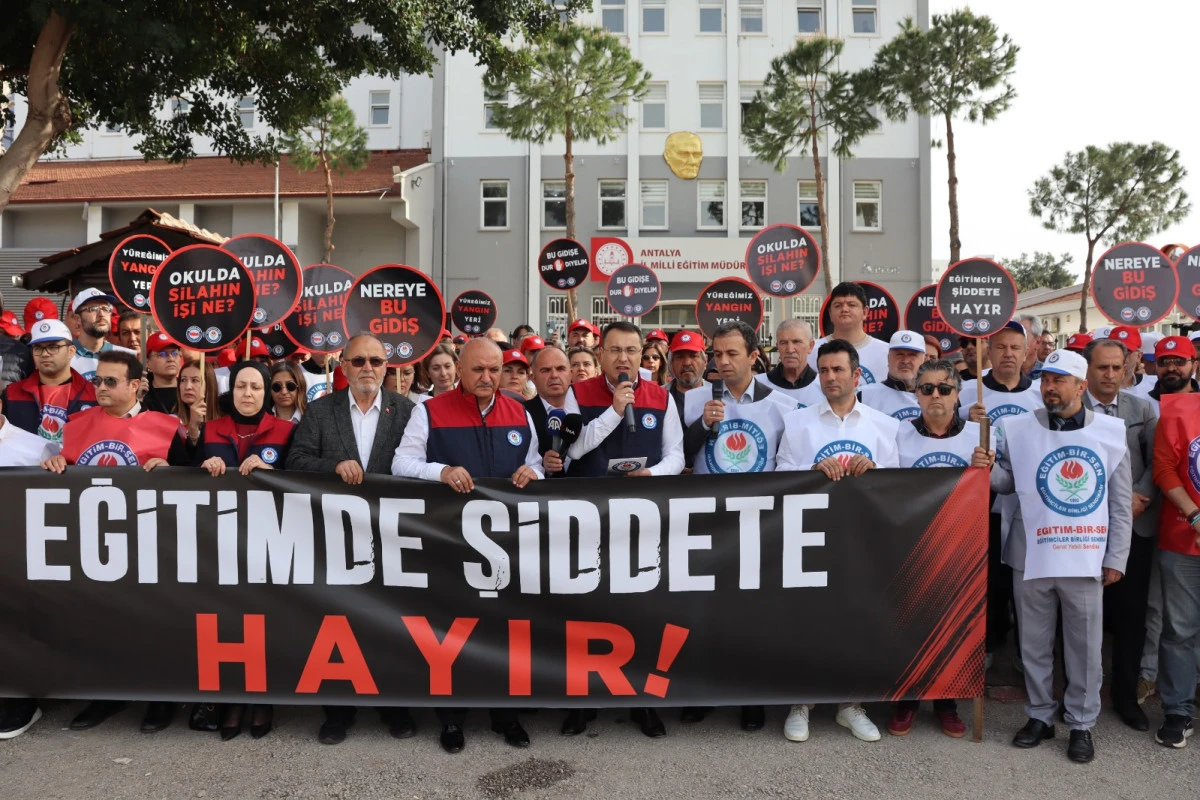 Şanlıurfa ve Kahramanmaraş'taki Okul Saldırıları Antalya'da Protesto Edildi