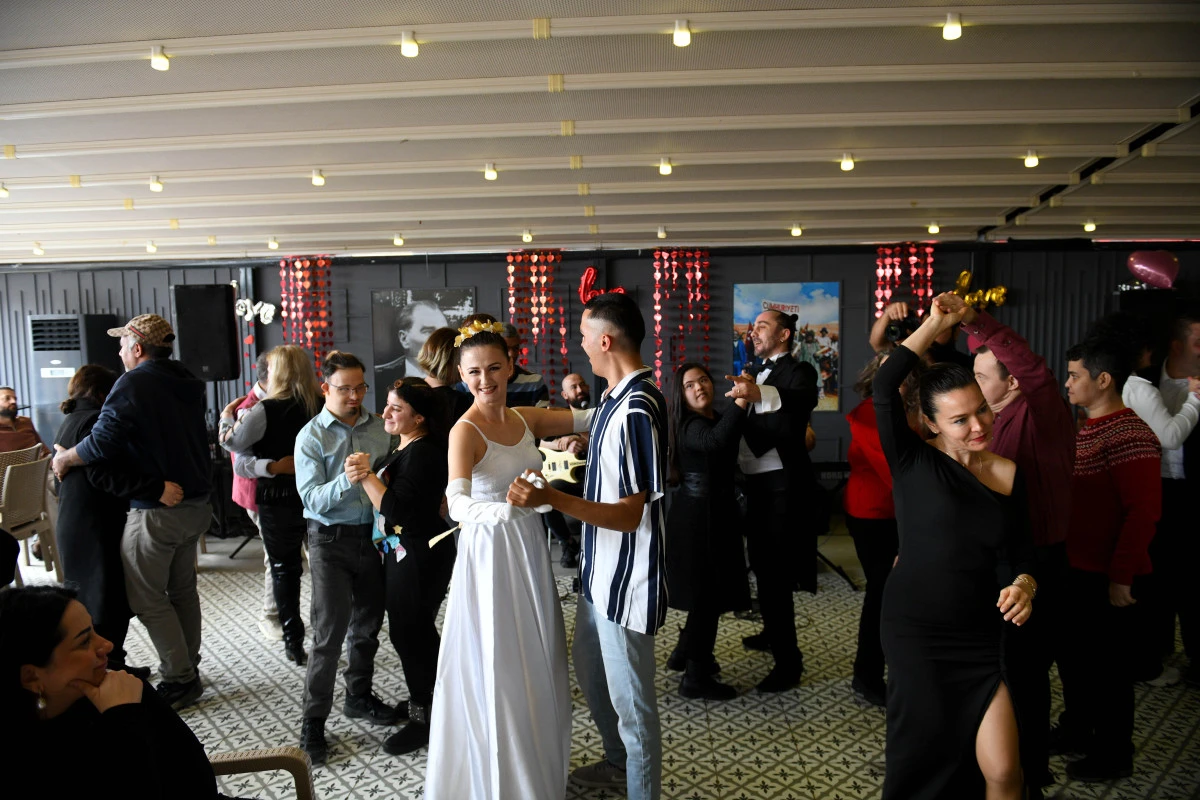 Sevgi G&uuml;n&uuml;&rsquo;nde engelsiz buluşma