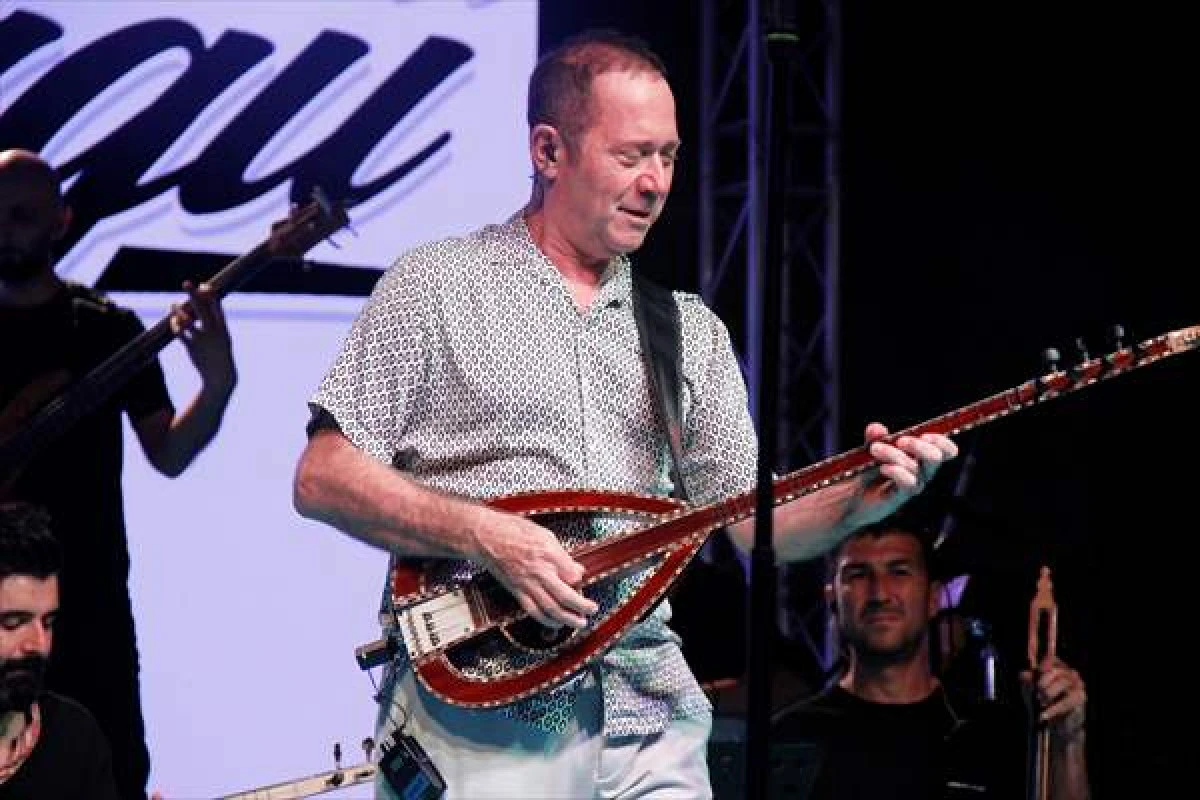 T&uuml;rk Halk M&uuml;ziği Sanat&ccedil;ısı S&uuml;mer Ezg&uuml;, Antalya'da Konser Verdi