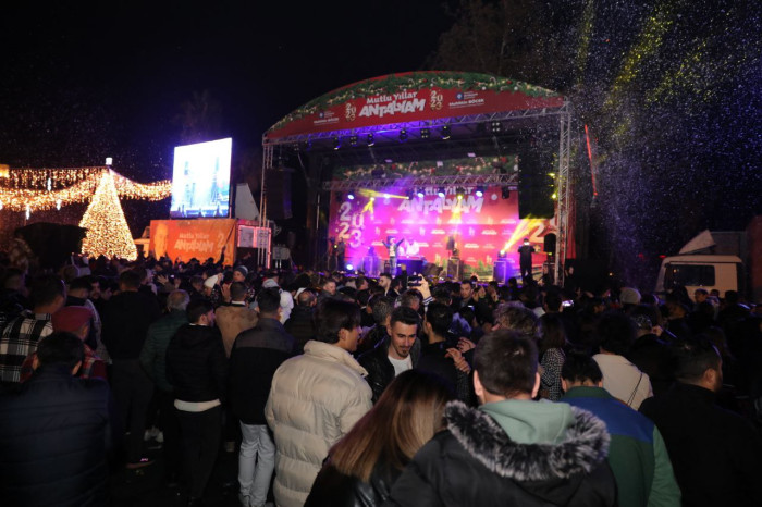 Antalyalılar 2023’ü Cumhuriyet Meydanı’nda karşıladı 